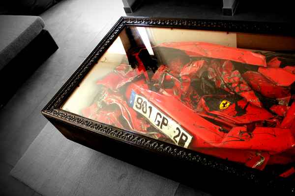Журнальный столик из разбитого автомобиля Ferrari