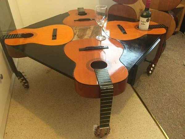 Дизайнерский столик из гитары: фото, идеи