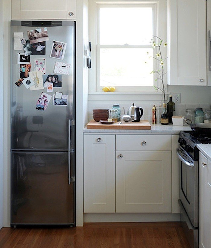 Куда можно поставить холодильник на маленькой кухне?
